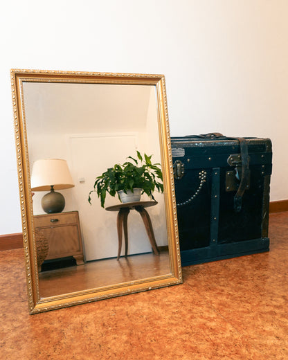 Miroir doré rectangulaire vintage, cadre en bois mouluré avec perles et feuillage