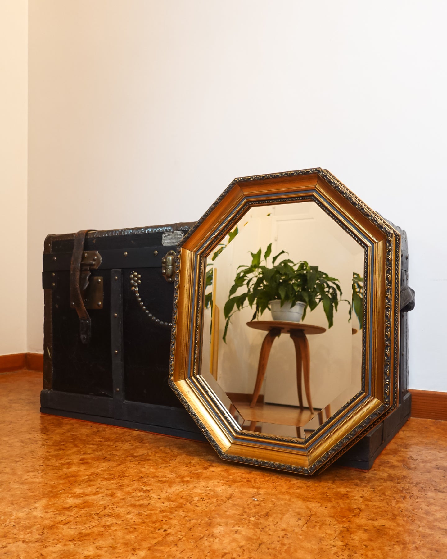 Miroir mural octogonal doré, cadre mouluré