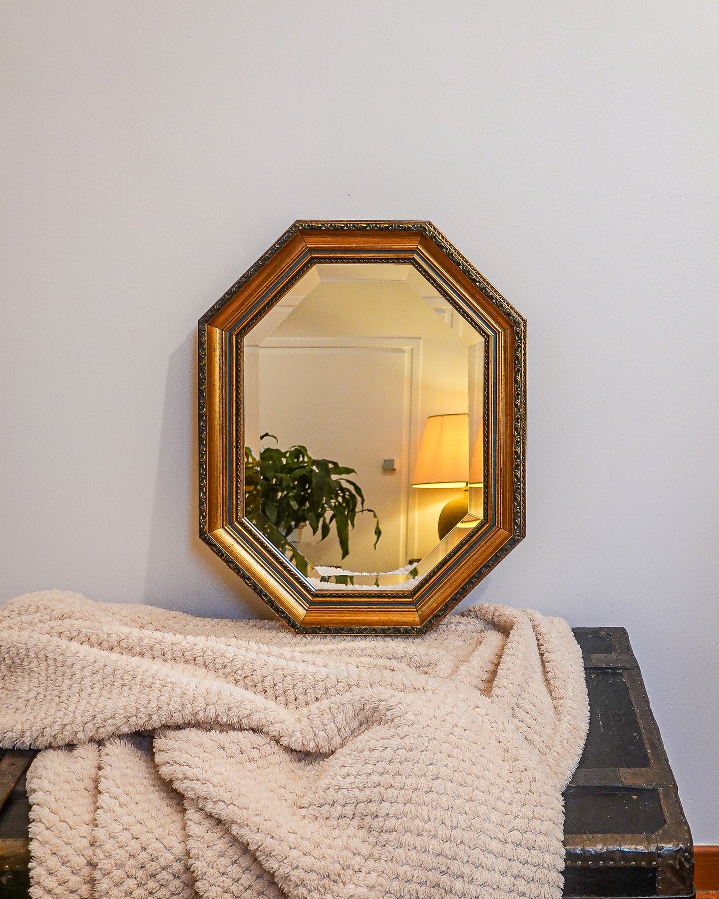 Miroir mural octogonal doré, cadre mouluré