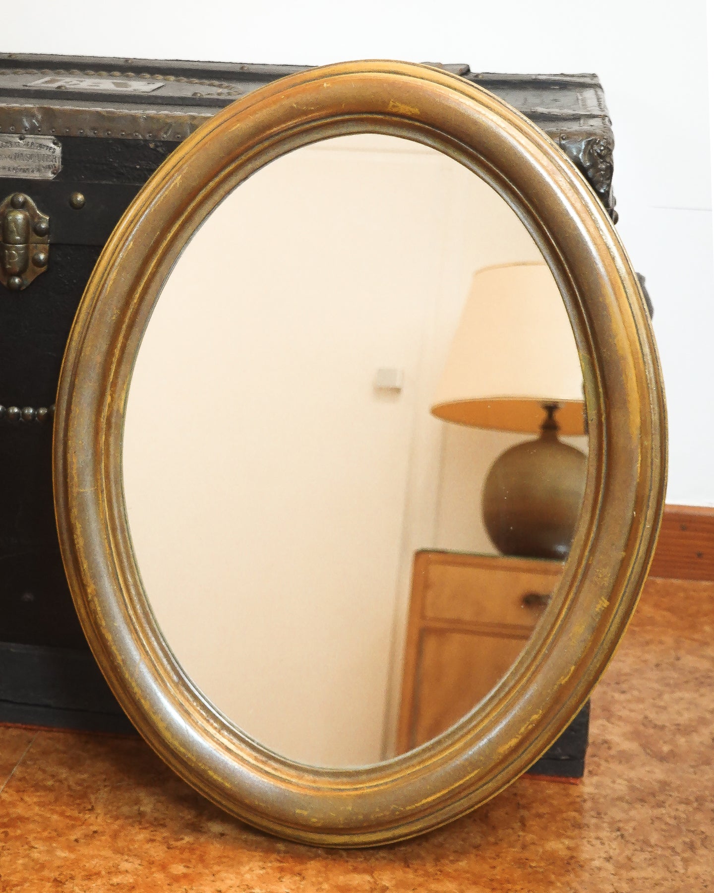 Miroir mural ancien ovale avec cadre en bois patiné, charme classique et authentique