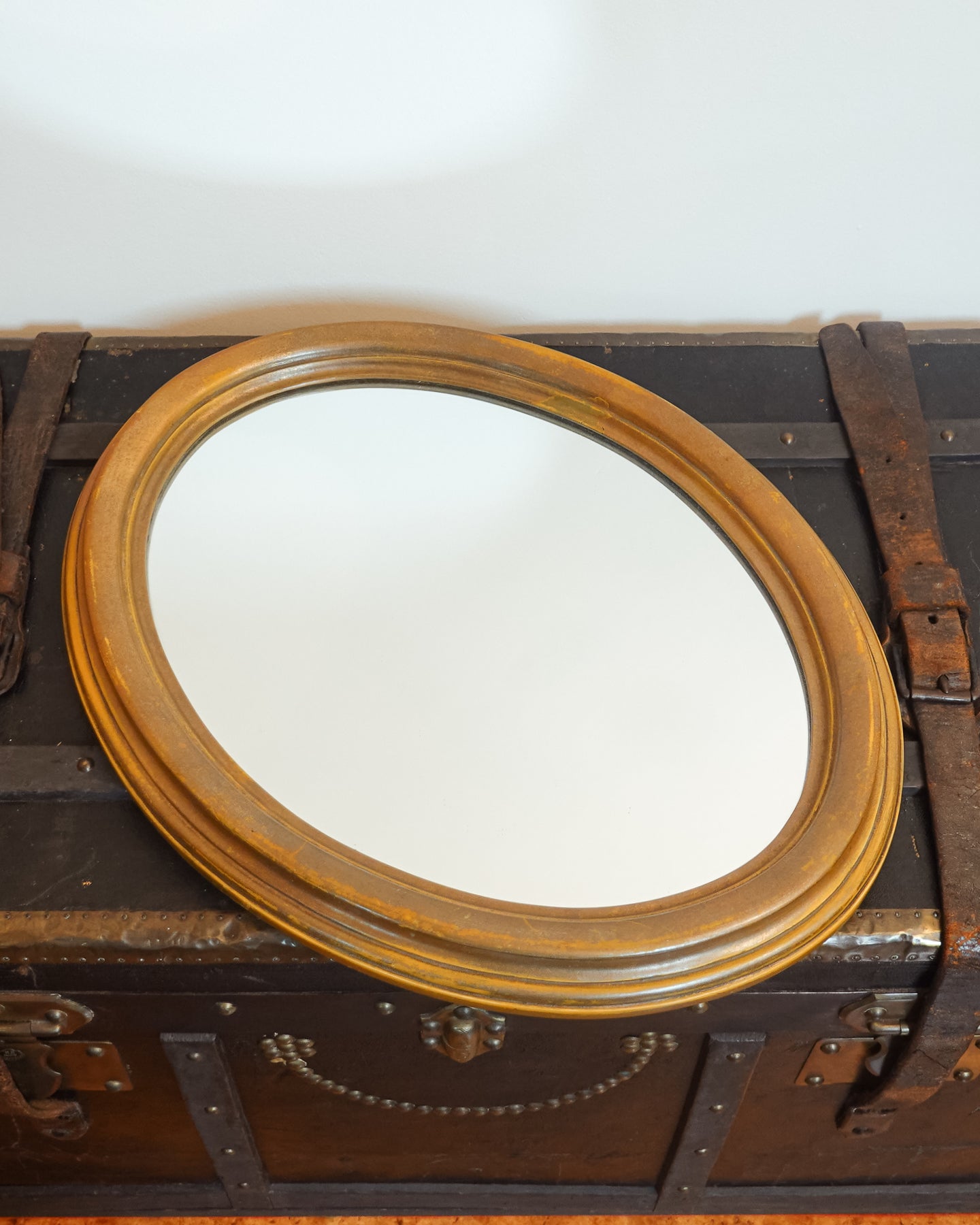 Miroir mural ancien ovale avec cadre en bois patiné, charme classique et authentique
