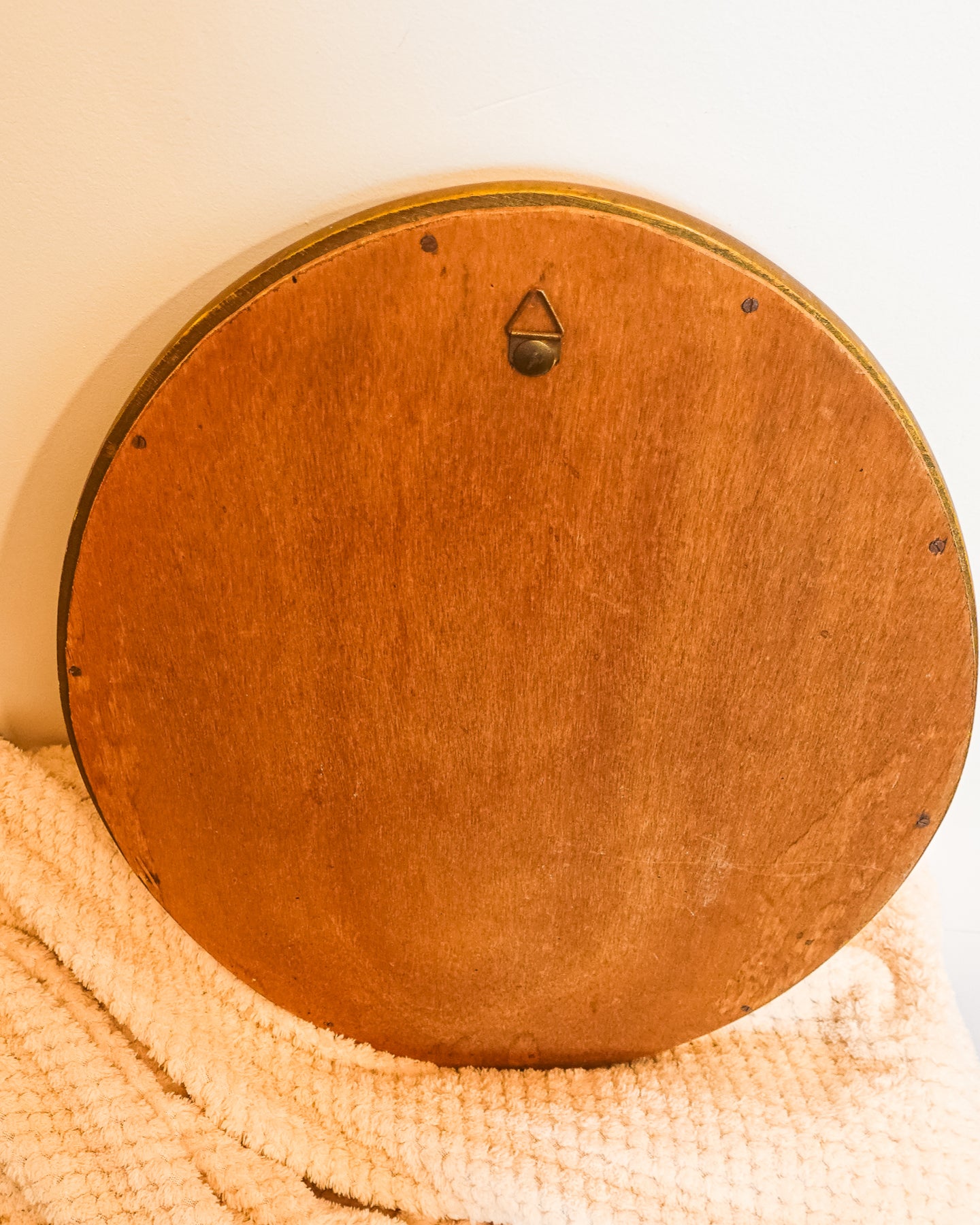 Miroir mural ancien ovale avec cadre en bois patiné, charme classique et authentique