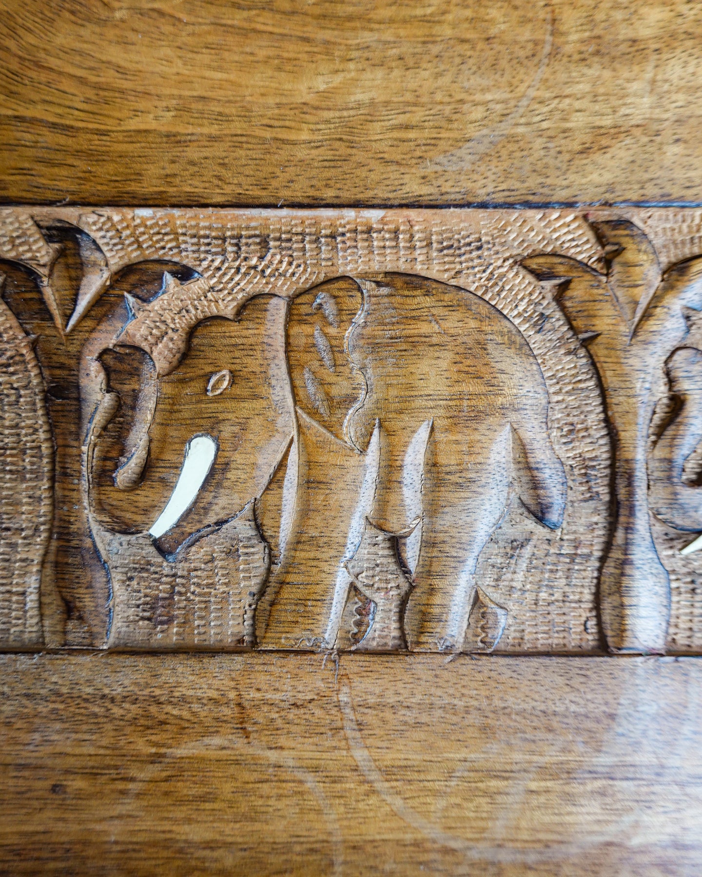 Plateau en bois sculpté à la main, motif éléphants