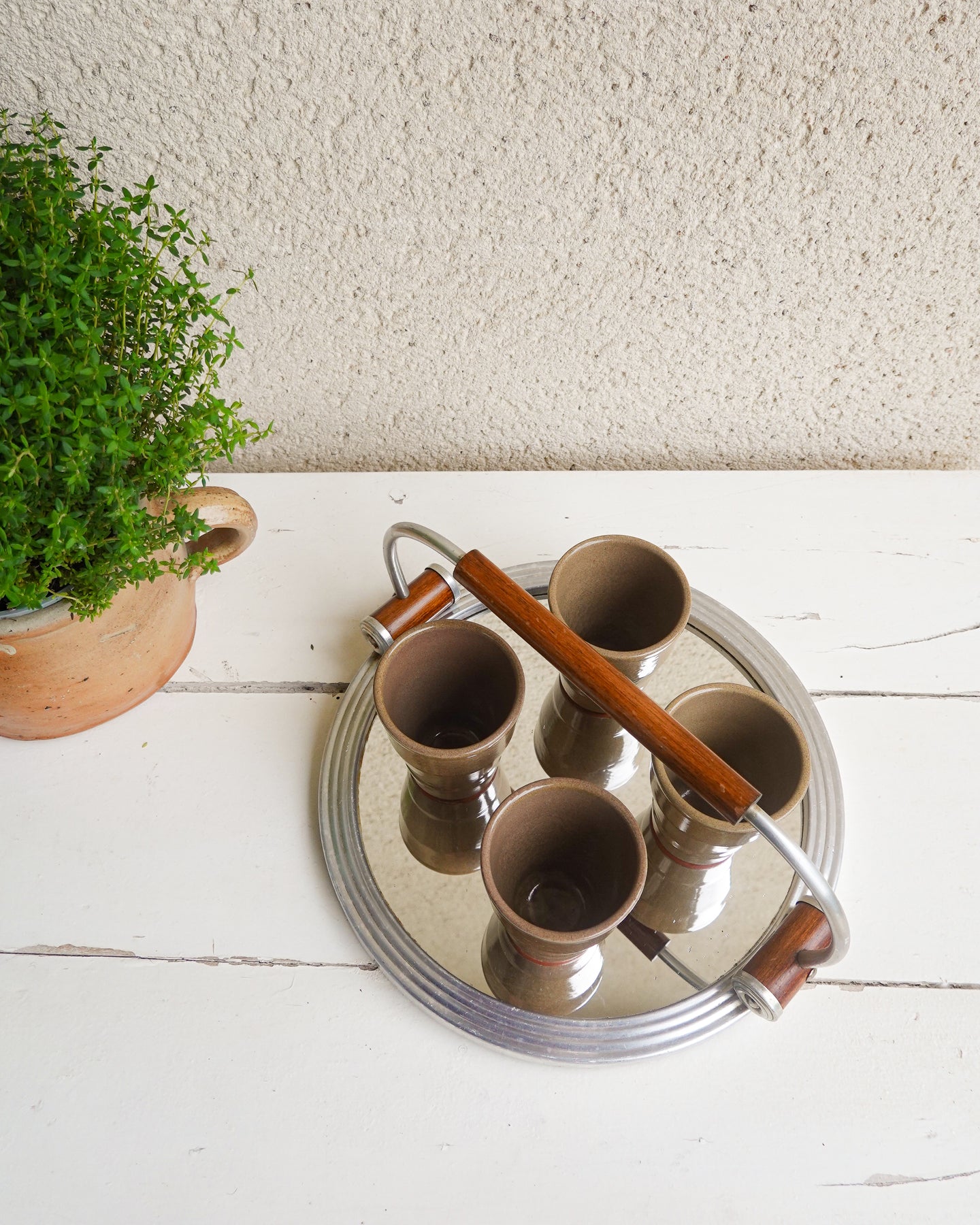 Plateau miroir vintage avec anse en métal et bois, design années 50