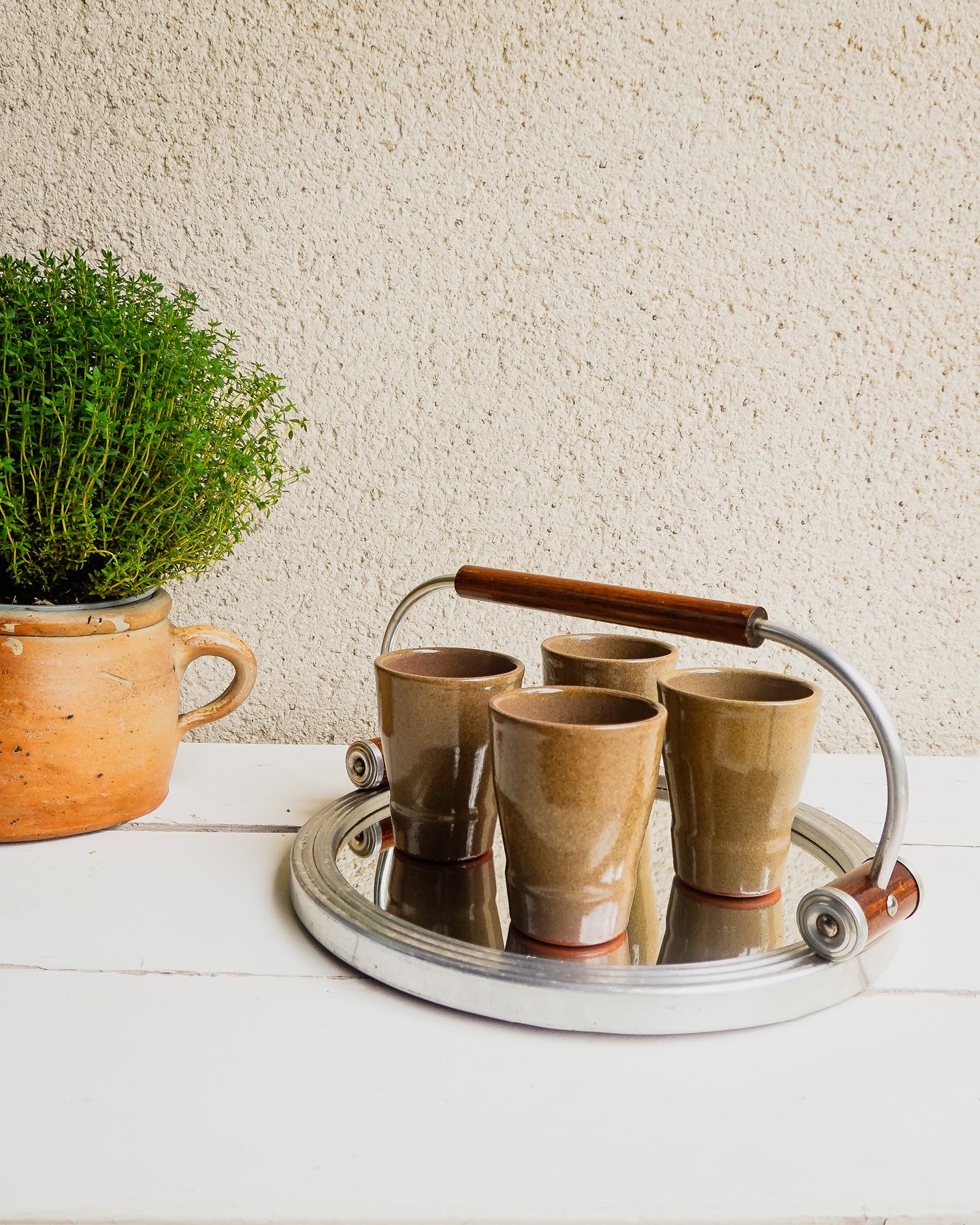Plateau miroir vintage avec anse en métal et bois, design années 50