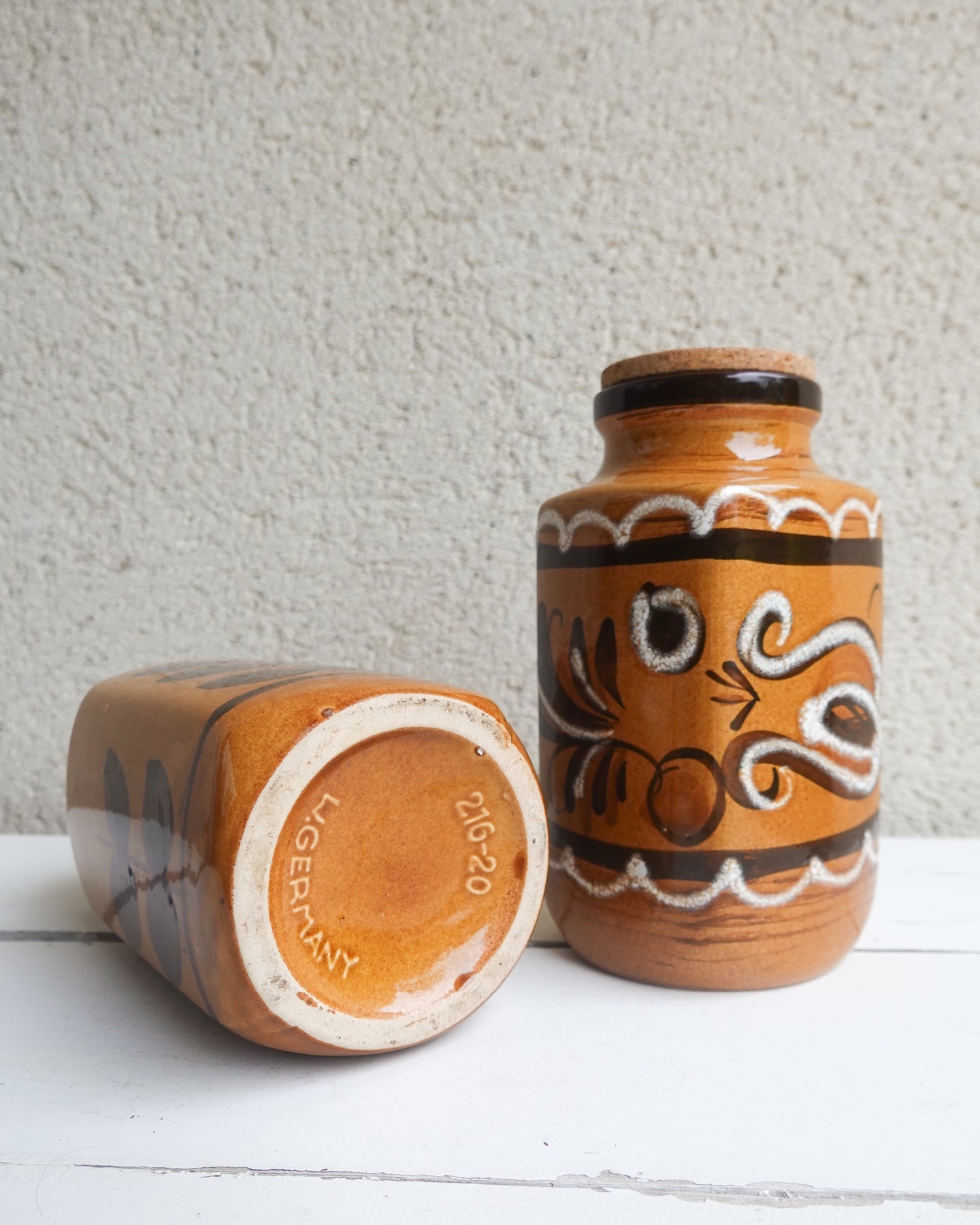 Lot de 2 pots en céramique West Germany, motifs bruns et blancs