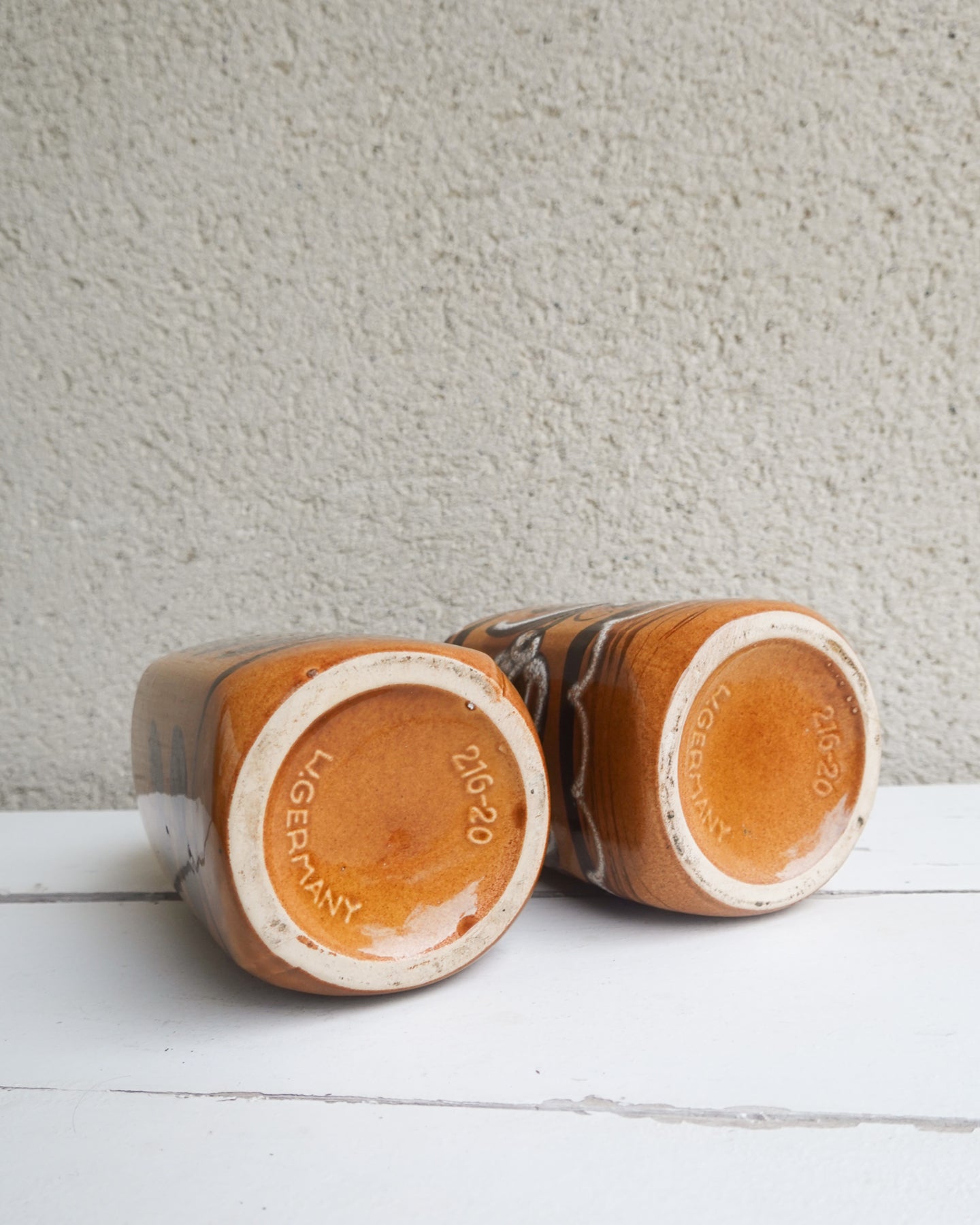 Lot de 2 pots en céramique West Germany, motifs bruns et blancs