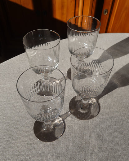 Lot de 4 verres à vin anciens, verre ciselé, pied balustre, style vintage