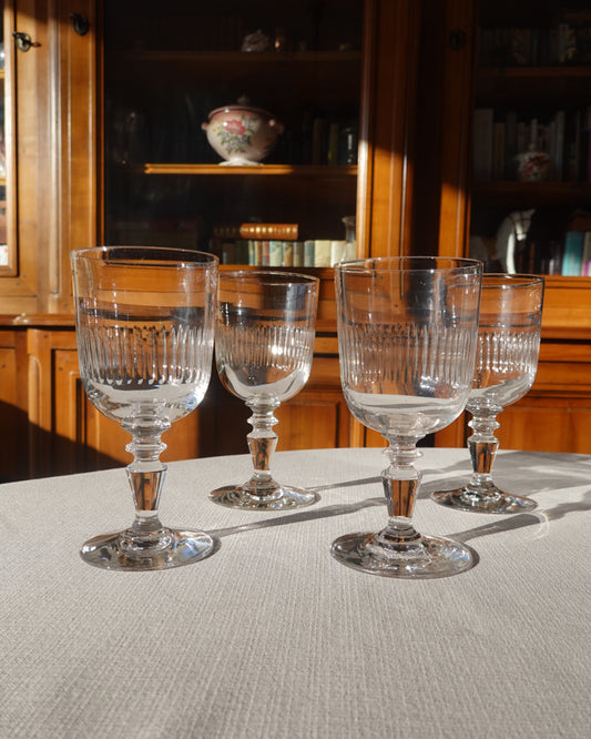 Lot de 4 verres à vin anciens, verre ciselé, pied balustre, style vintage