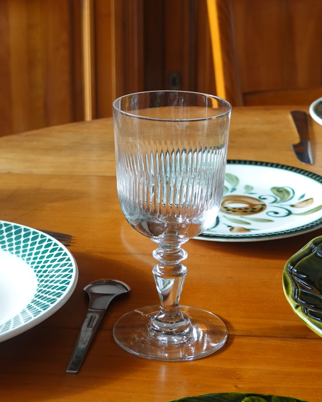 Lot de 4 verres à vin anciens, verre ciselé, pied balustre, style vintage